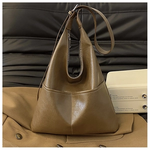 Détail du grand sac cabas marron foncé avec texture en cuir premium et coutures