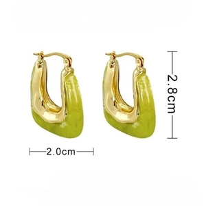 Dettaglio degli orecchini in resina oro e verde con dimensioni precise del prodotto