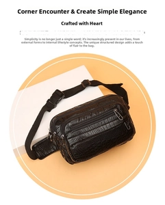 Détail du sac bandoulière noir à motif crocodile avec double fermeture et sangle