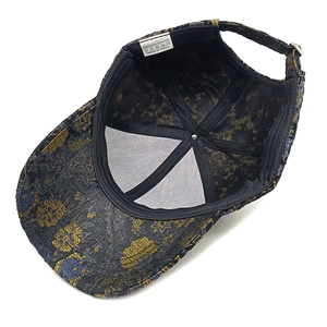 Vista dettagliata dell'interno del cappellino con motivo jacquard e etichetta materiale