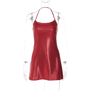 Détail de la robe licou rouge à paillettes avec éclat métallique et texture pailletée