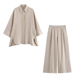 Completo da donna in lino beige con camicia e pantaloni a gamba larga in stile minimalista