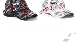 Détail de casquettes de baseball graffiti en noir et blanc avec sangle réglable
