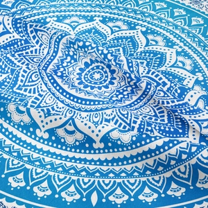 Gros plan de la tapisserie mandala bleu et blanc avec motifs bohèmes et textures
