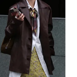 Collier foulard en soie vintage associé à un blazer classique en similicuir marron