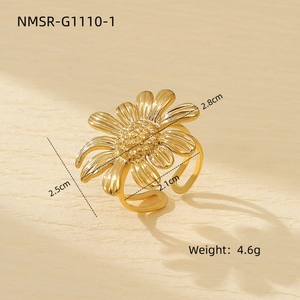 Detailed size specifications for the gold flower ring with diameter and weight info