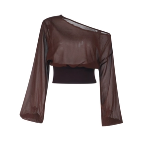 Detail eines braunen schulterfreien Chiffon-Oberteils mit breitem elastischem Taillenbund