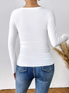 Camiseta blanca ajustada de manga larga con cuello en V y elegantes pliegues atrás
