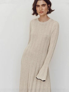 Robe longue élégante en maille côtelée beige avec poignets contrastés noirs chic