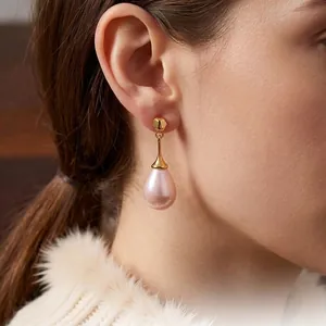 Orecchini vintage dorati con perle rosa a goccia per un look elegante e raffinato