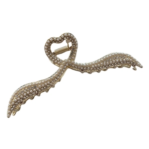 Elegante pinza per capelli in metallo dorato con forma a cuore, perle e strass in studio