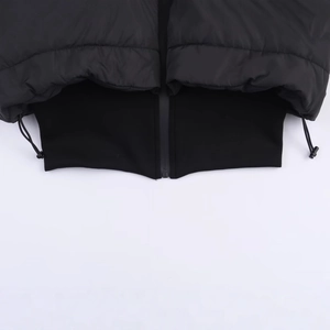 Doudoune courte d'hiver à col montant pour femme avec ourlet à cordon et coutures contrastées