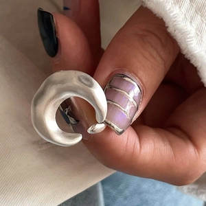 Bague croissant en argent irrégulière avec texture martelée portée par le modèle