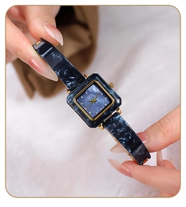 Detailansicht der GEDI Rechteckuhr mit blauem Marmormuster und goldener Einfassung