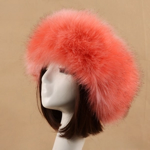Détail de la texture en fausse fourrure rose bonbon du bonnet d'hiver moelleux