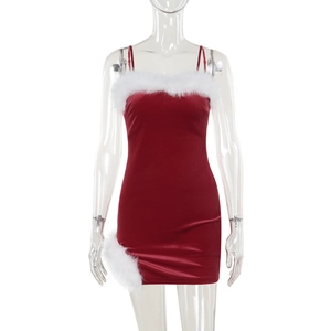 Detail van rode fluwelen kerstjurk met witte nepbonttrim en dunne schouderbandjes voor dames