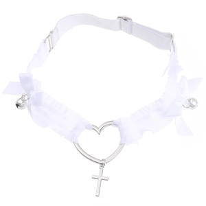 Detailaufnahme von weißem Spitzen-Strumpfband mit Herzring, Kreuzanhänger und Glöckchen