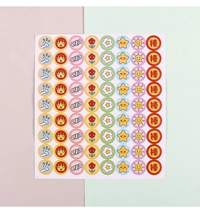 Vue à plat d'autocollants colorés pour enfants avec des motifs de pouce et couronne