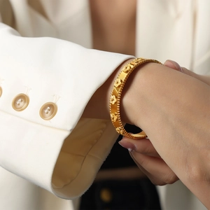 French-style 18k gold plated titanium steel clover flower bangle with beaded edges