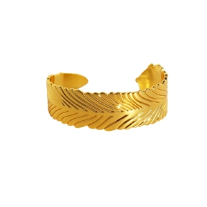Bracciale rigido a piuma dorata con texture 3D dettagliata e design aperto regolabile