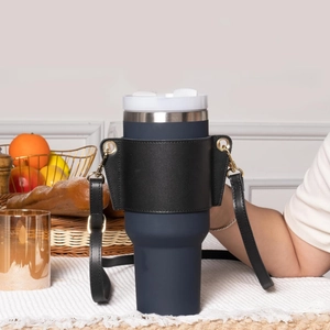 Ποτήρι 40oz με μαύρη δερμάτινη θήκη και λουράκι, μονωμένη κούπα ταξιδιού με ιμάντα.