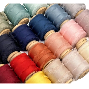 Rubans en satin multicolores à bords effilochés sur bobines en bois pour décoration et cadeaux