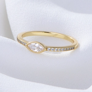 Nahaufnahme der Marquise-Zirkonia-Ring mit pavégefassten Diamanten auf Goldband
