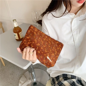 Détail de la trousse à maquillage en velours côtelé fleuri, pochette de rangement rétro