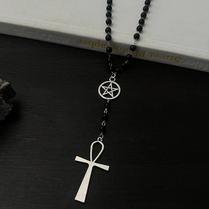 Long collier gothique avec perles noires, pentagramme et pendentif croix Ankh en argent