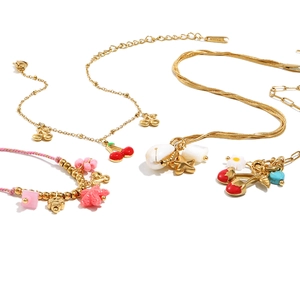 Detail von Edelstahl-Armbändern mit Kirsch-, Blumen- und Seestern-Emaille-Anhängern