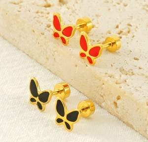 Vue macro de boucles d'oreilles papillon 18K en émail avec fermoir à vis sécurisé