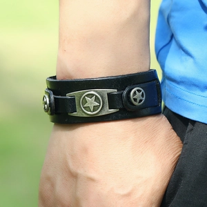 Bracciale multistrato in pelle nera stile punk retrò con ciondolo a stella pentacolo goffrato