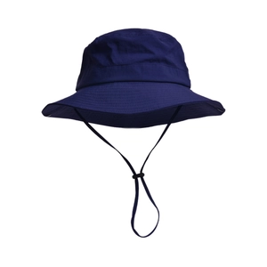 Dettaglio del cappello da trekking blu scuro impermeabile con cordino antivento regolabile