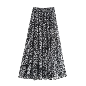 Set gonna lunga in chiffon floreale e top con maniche a lanterna per donna in bianco e nero