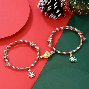 Detail von magnetischen Händedruck-Anhängern und Schneeflocken auf Weihnachtsarmbändern