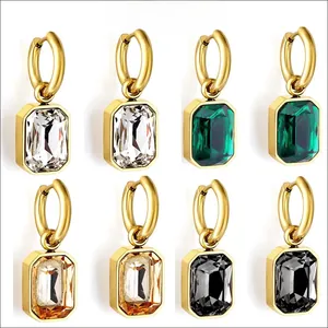 Dettaglio orecchini pendenti con zircone quadrato in acciaio inossidabile dorato multicolore