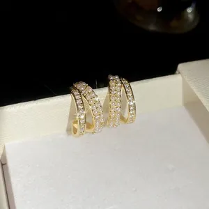 Eleganti orecchini a C placcati in oro 14k con perle bianche e zirconi brillanti e luminosi