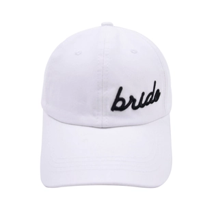 Nahaufnahme der Bride-Stickerei auf der weißen Baumwoll-Baseballkappe mit Belüftung