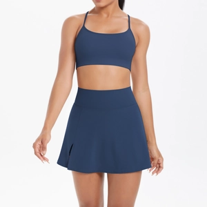 Détail d'un ensemble de tennis bleu marine avec haut court et jupe à fente latérale