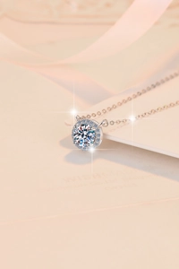 Vista macro della collana Moissanite su un nastro rosa per un'idea regalo elegante