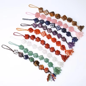 Détail d'un ensemble de pierres de chakra tissées à la main avec pendentifs à pompons