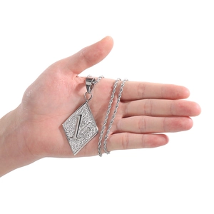 Vue détaillée d'un pendentif losange en acier inoxydable pour homme avec gravure 1% et chaîne