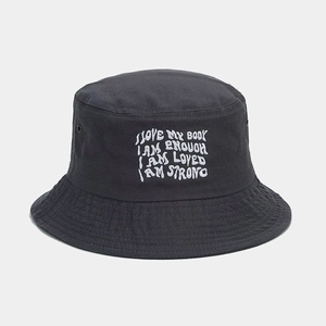 Gros plan détaillé du chapeau bob en coton gris anthracite avec broderie blanche