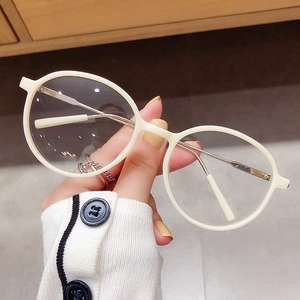 Modische runde Brille in Beige und Silber mit minimalistischen Metallbügeln