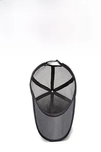 Detail einer grauen Mesh-Basecap mit atmungsaktivem Wabenstoff und Verschluss hinten