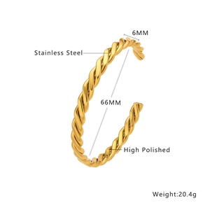 Détail de la texture corde de 6 mm sur le bracelet jonc en acier inoxydable doré poli