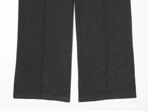 Detail der professionellen Nähte und der dunkelgrauen Stricktextur der weiten Hose