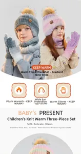 Détail d'ensemble tricoté enfant dégradé avec bouts de gants tactiles pour l'hiver