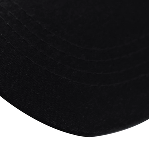 Gros plan de la visière de casquette noire avec coutures renforcées à quatre rangées