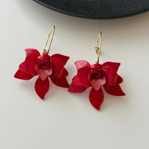 Vintage red resin flower C-shaped drop earrings with elegant gold hooks for women